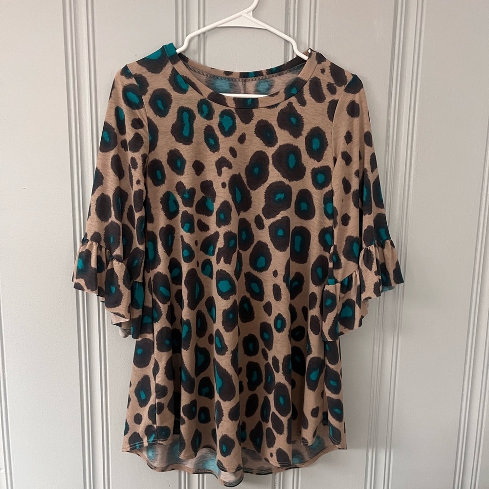 Tank and turquoise leopard print shirt